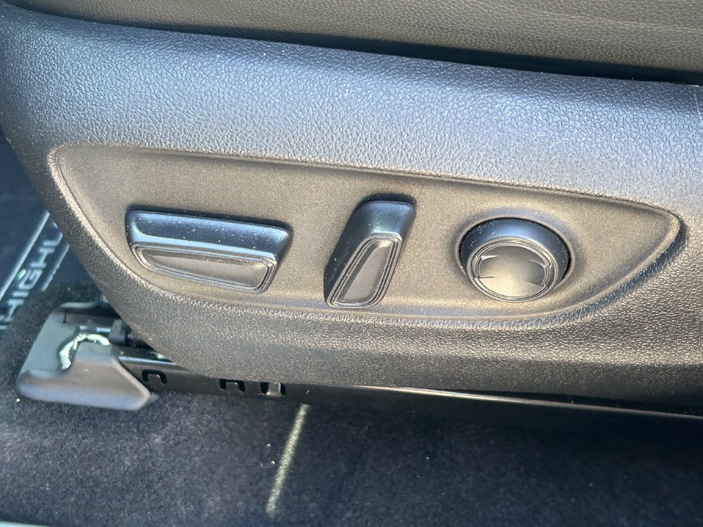 Used 2023 Toyota Highlander XSE FWD image 26