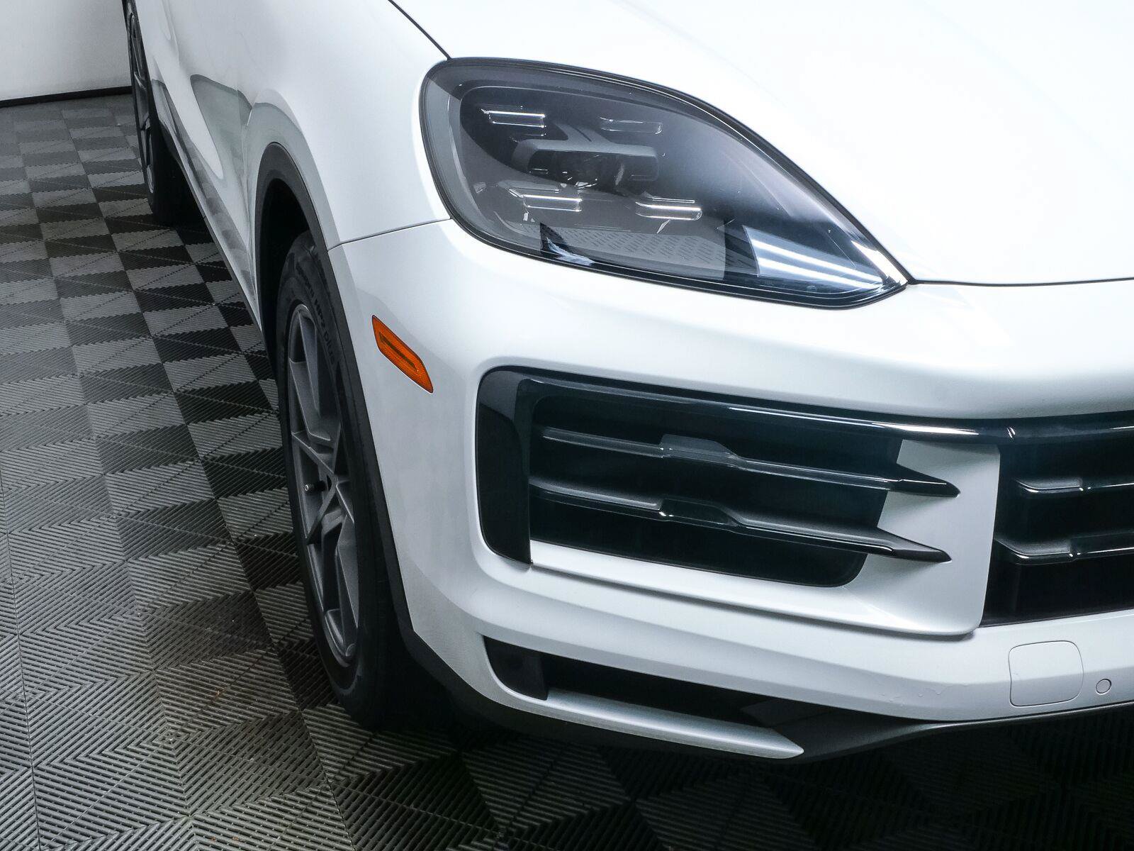 Certified 2024 Porsche Cayenne AWD/4WD image 38