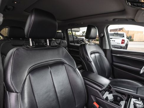 Used 2023 Jeep Grand Cherokee L Limited w/ Luxury Tech Group II AWD/4WD image 31
