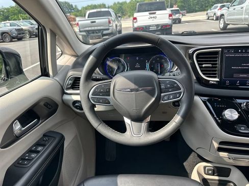 Used 2024 Chrysler Pacifica Touring-L FWD image 19