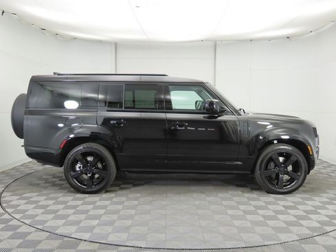 New 2026 Land Rover Defender 130 X-Dynamic SE image 4