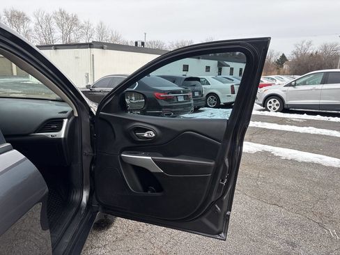 Used 2018 Jeep Cherokee Trailhawk w/ Comfort/Convenience Group image 39