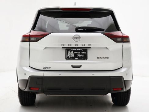 Used 2024 Nissan Rogue SV image 8