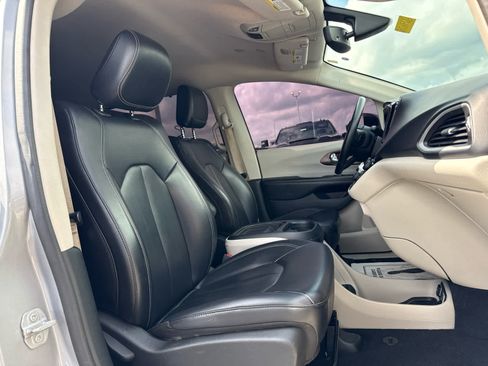 Used 2021 Chrysler Voyager Lxi FWD image 24