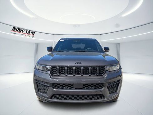 New 2026 Jeep Grand Cherokee Altitude image 8