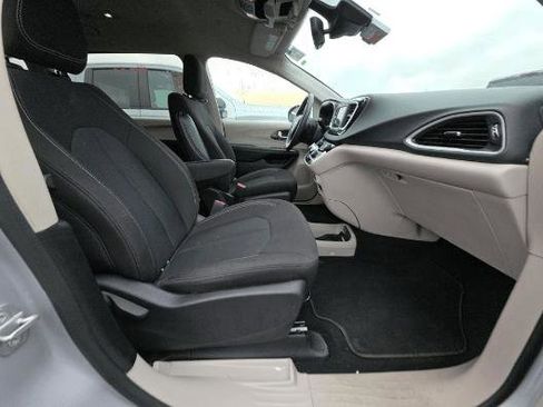 Used 2023 Chrysler Voyager LX FWD image 21