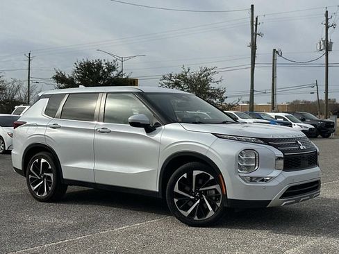 Used 2023 Mitsubishi Outlander SE image 8