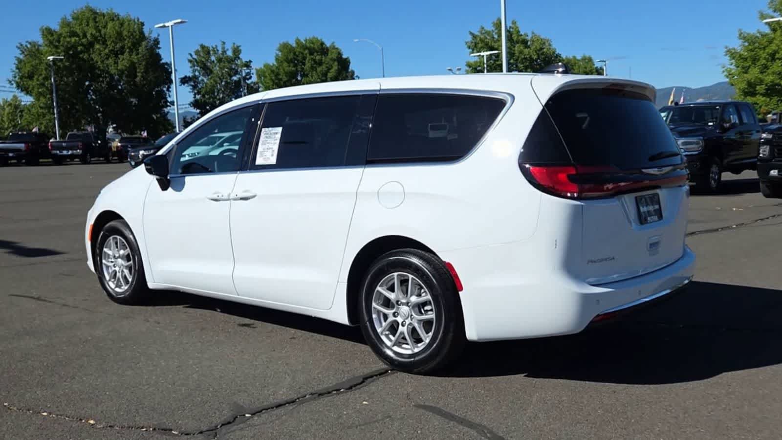 Certified 2025 Chrysler Pacifica Select FWD image 6