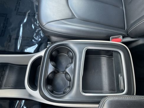 Used 2023 Chrysler Pacifica Touring-L image 23