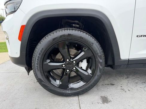 Used 2024 Jeep Grand Cherokee Limited w/ Luxury Tech Group II image 4