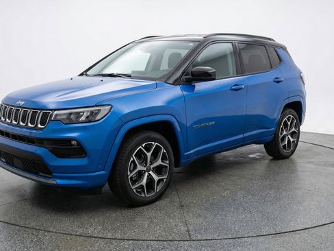 Used 2025 Jeep Compass Limited AWD/4WD image 3