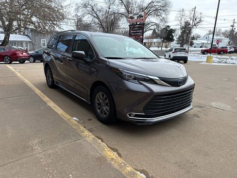Used 2024 Toyota Sienna XLE image 3
