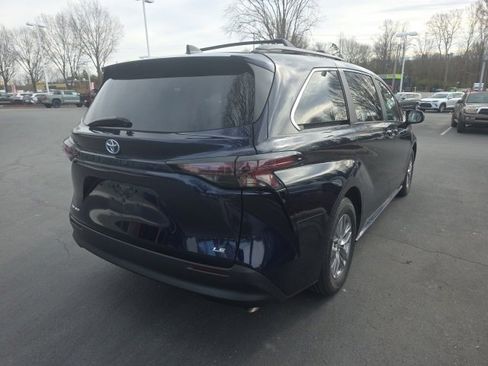 Used 2025 Toyota Sienna LE image 7