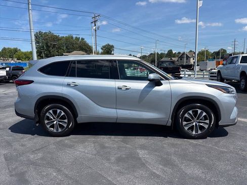 Used 2022 Toyota Highlander XLE AWD/4WD image 2