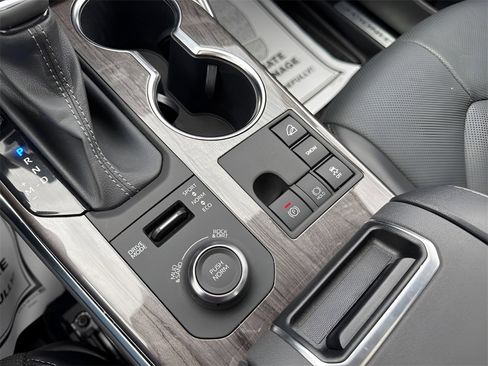 Used 2023 Toyota Highlander Limited image 34