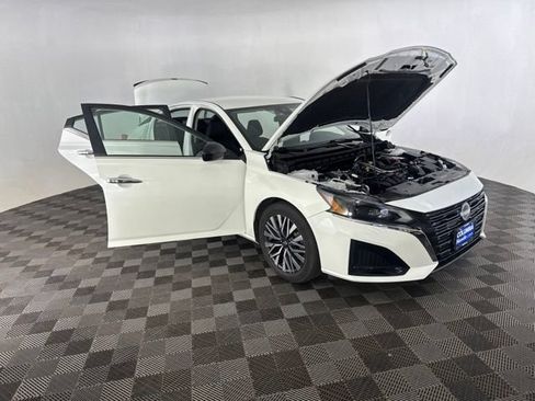 Used 2025 Nissan Altima 2.5 SV FWD image 16