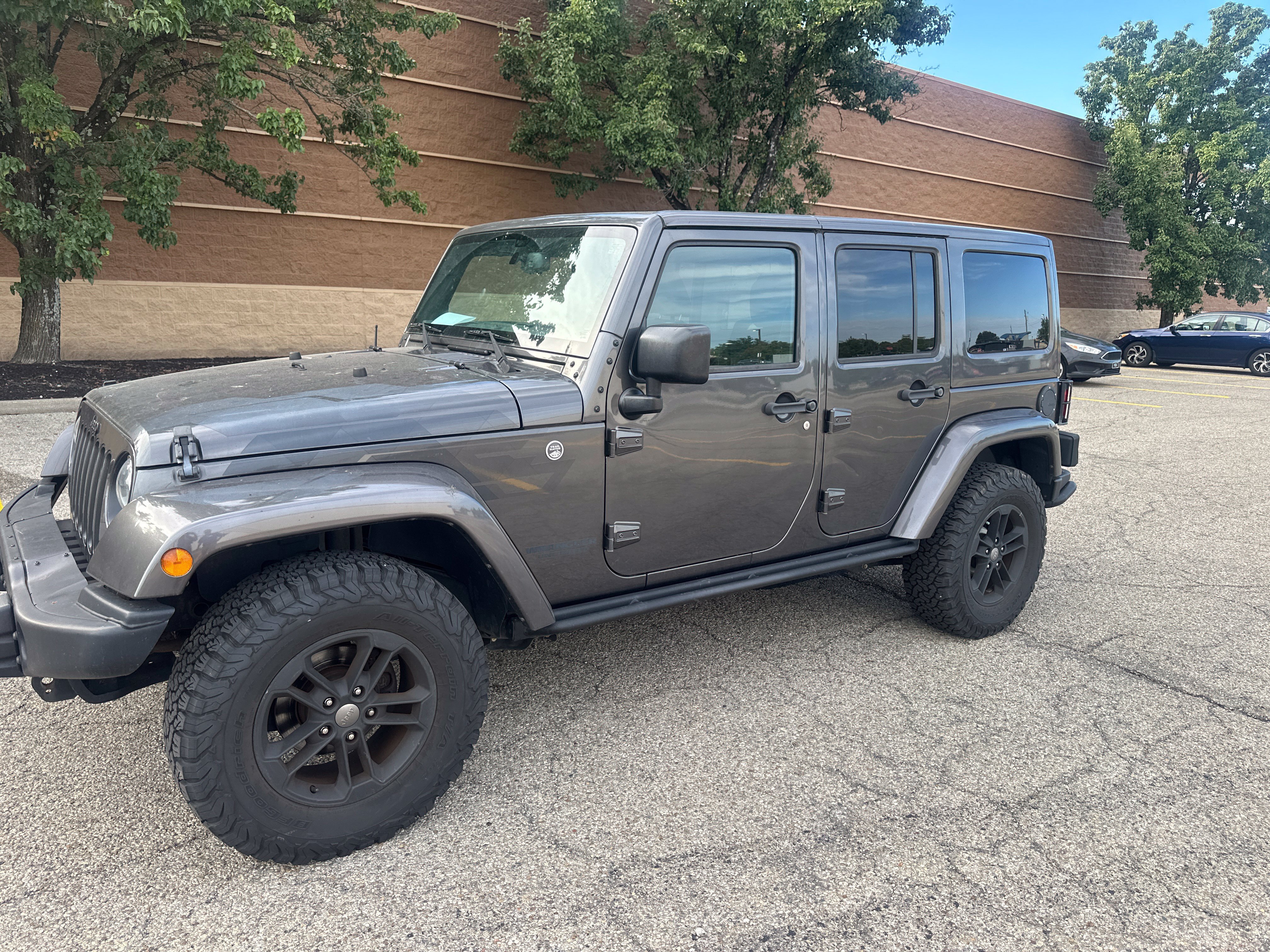 Used 2017 Jeep Wrangler Unlimited Sahara AWD/4WD image 6