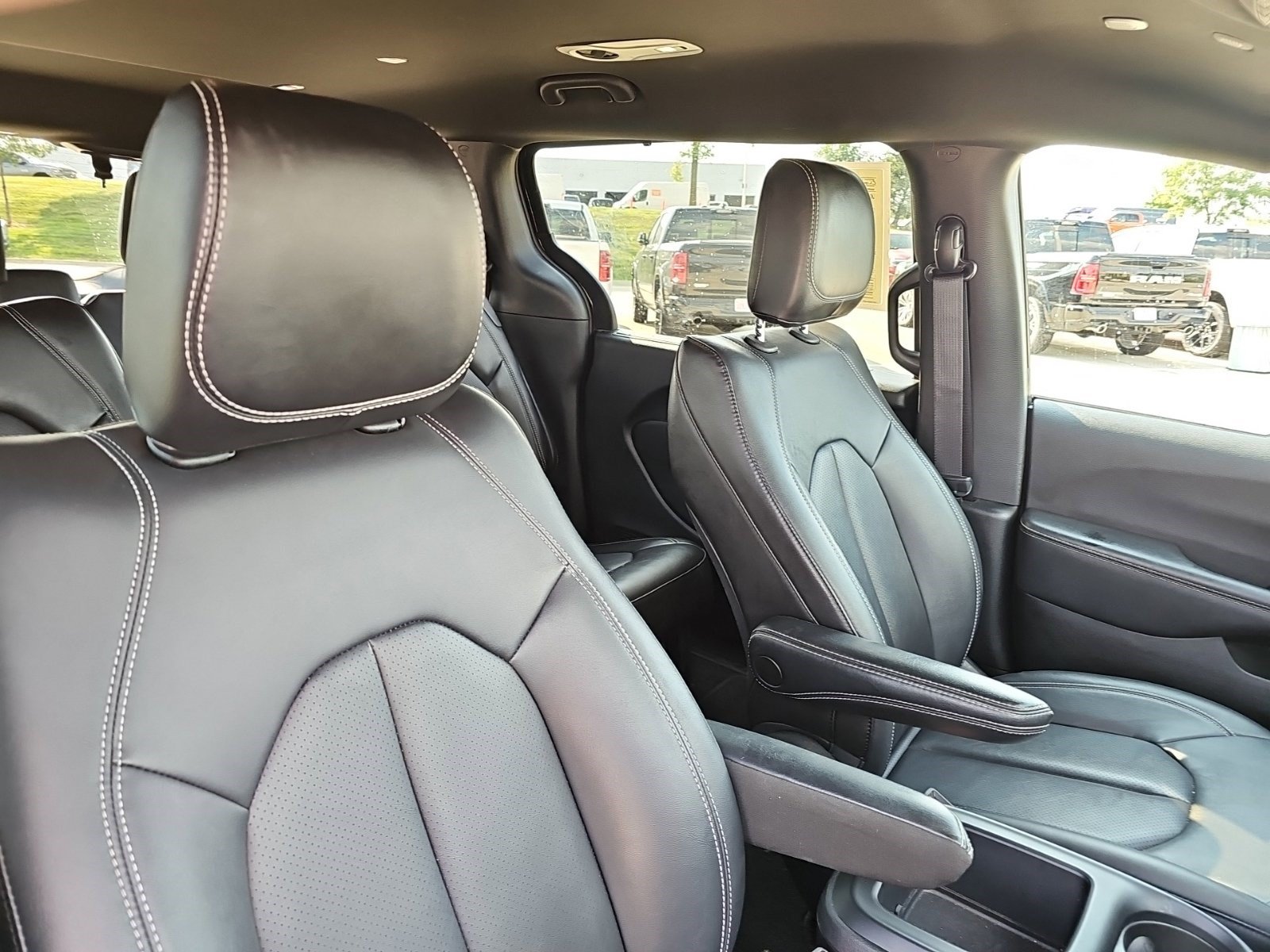 Used 2025 Chrysler Pacifica Select FWD image 11