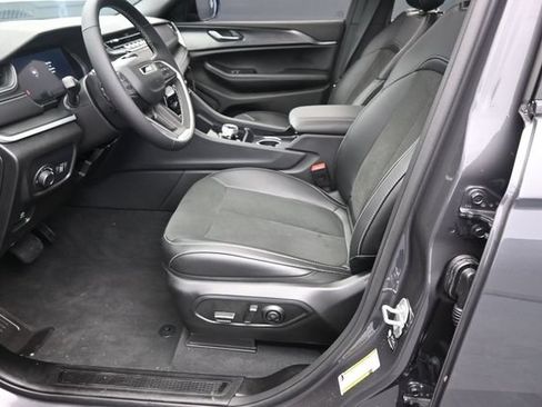 Used 2025 Jeep Grand Cherokee L Altitude AWD/4WD image 5