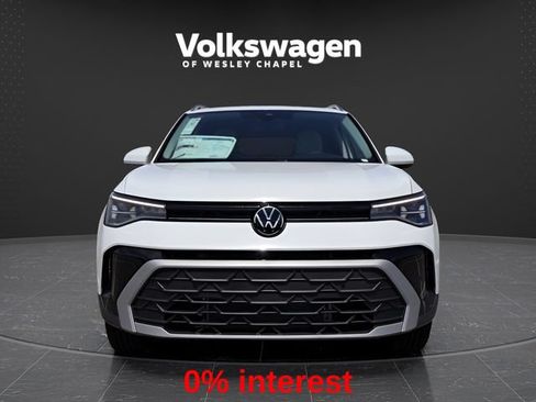 Used 2025 Volkswagen Taos SE AWD/4WD image 2