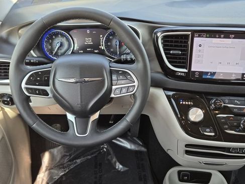 Used 2024 Chrysler Pacifica Touring-L FWD image 26