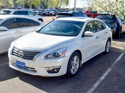Used 2013 Nissan Altima 2.5 SL w/ 2.5 Moonroof Pkg FWD image 13