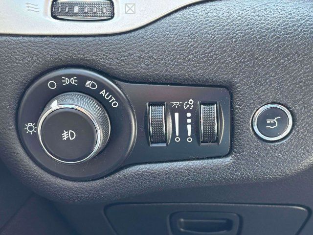 Used 2016 Jeep Cherokee Trailhawk w/ Comfort/Convenience Group AWD/4WD image 10