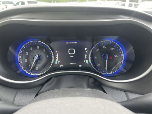 Used 2024 Chrysler Pacifica Touring-L image 29