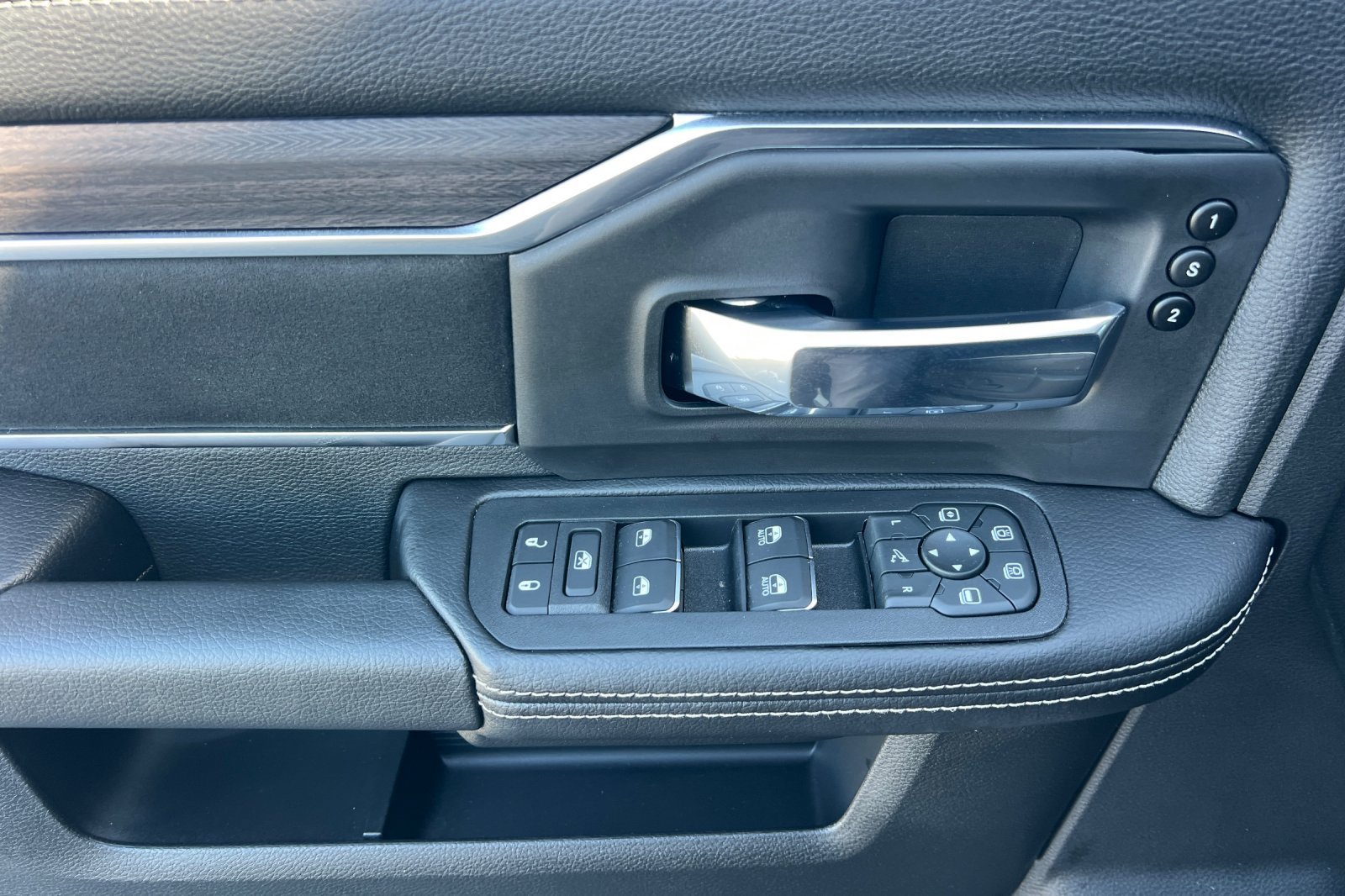 New 2026 RAM 3500 Laramie AWD/4WD image 14