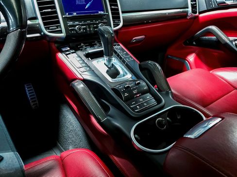 Used 2015 Porsche Cayenne Turbo image 28