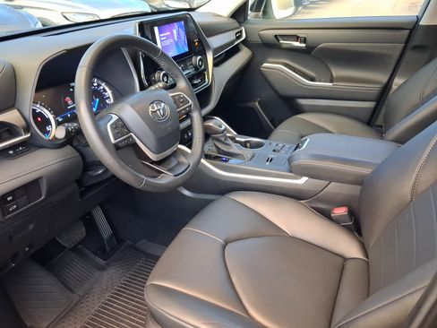Used 2023 Toyota Highlander XLE FWD image 11
