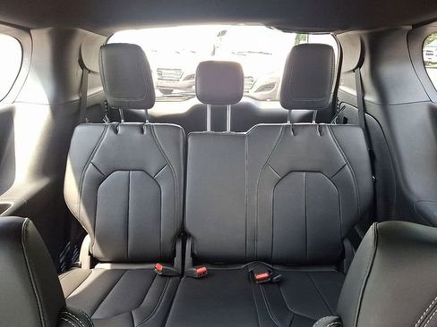 New 2025 Chrysler Pacifica Select AWD/4WD image 15