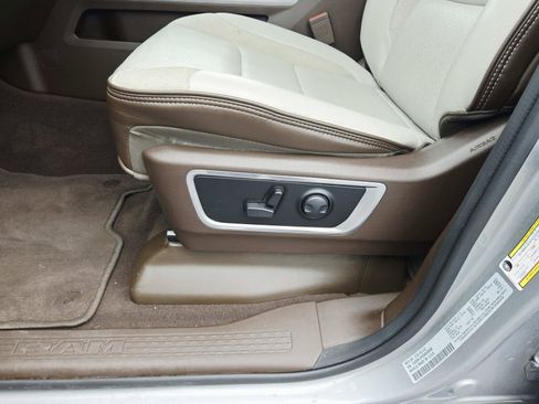 Used 2025 RAM 1500 Laramie AWD/4WD image 42