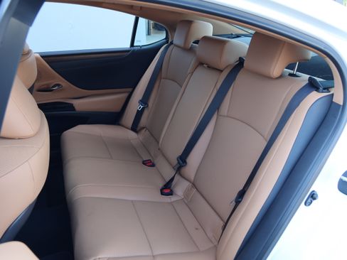 Used 2025 Lexus ES 300h w/ Premium Package FWD image 34