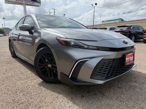 Used 2025 Toyota Camry SE w/ Convenience Package FWD image 1