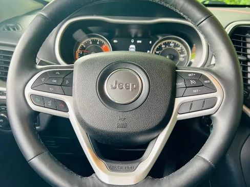 Used 2017 Jeep Cherokee Trailhawk w/ Cold Weather Group AWD/4WD image 12