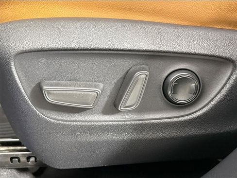 Used 2024 Toyota Highlander Platinum FWD image 31