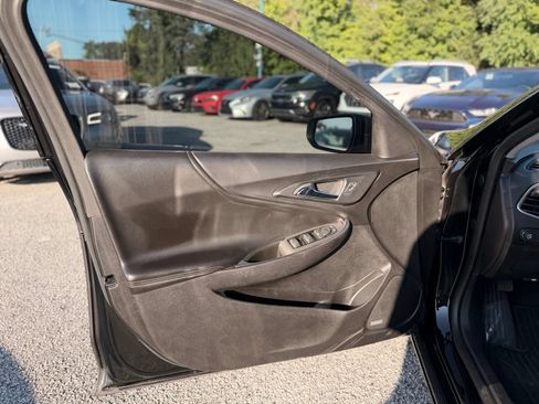Used 2017 Chevrolet Malibu LT w/ Leather Package FWD image 10