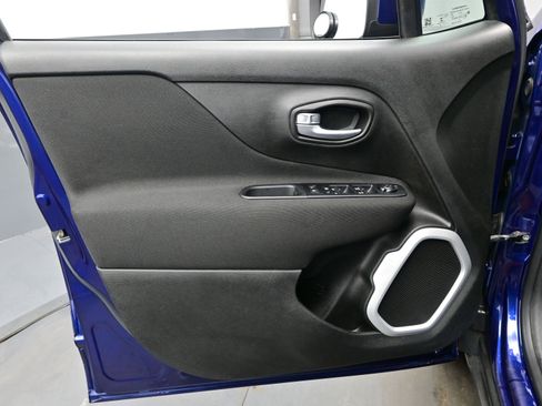 Used 2019 Jeep Renegade Latitude w/ Cold Weather Group image 9