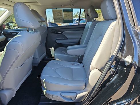 Used 2022 Toyota Highlander XLE image 19
