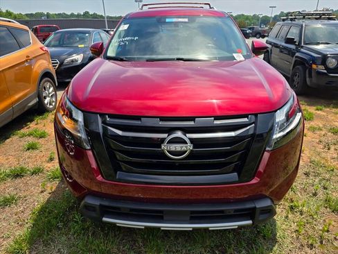 Used 2024 Nissan Pathfinder SL w/ Black Appearance Package FWD image 10