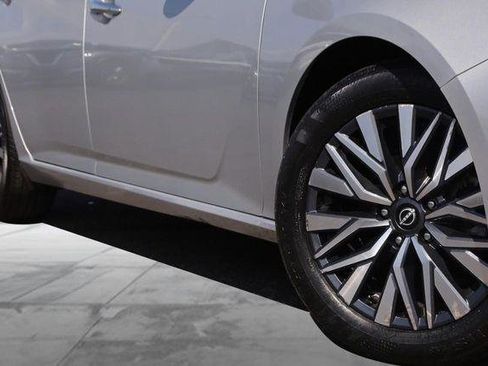 Used 2024 Nissan Altima 2.5 SV image 3