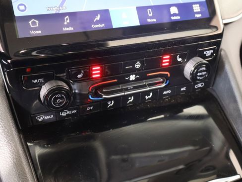 Used 2024 Jeep Grand Cherokee Limited w/ Black Appearance Package image 8