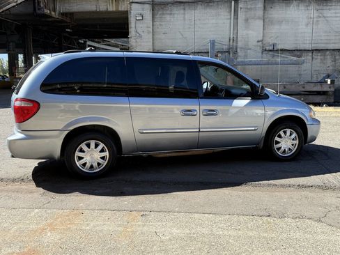 Used 2006 Chrysler Town & Country Touring image 12