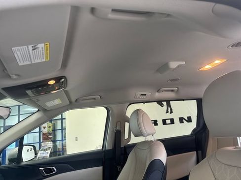 Used 2025 Kia Carnival EX FWD image 23
