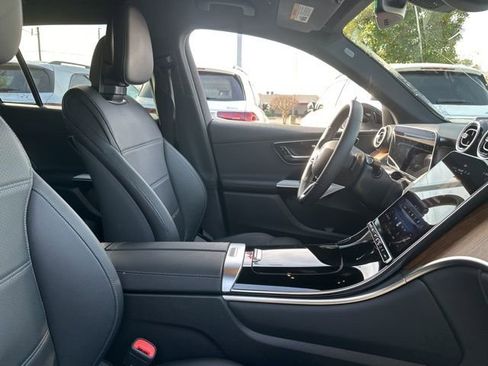 Used 2025 Mercedes-Benz GLC 300 4MATIC image 31