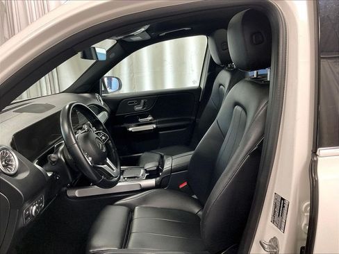 Used 2023 Mercedes-Benz GLB 250 4MATIC w/ Premium Package image 10