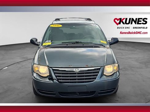 Used 2006 Chrysler Town & Country Touring FWD image 4