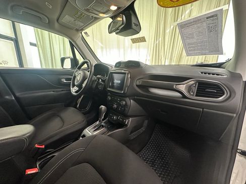 Used 2023 Jeep Renegade Latitude w/ Premium Group image 17