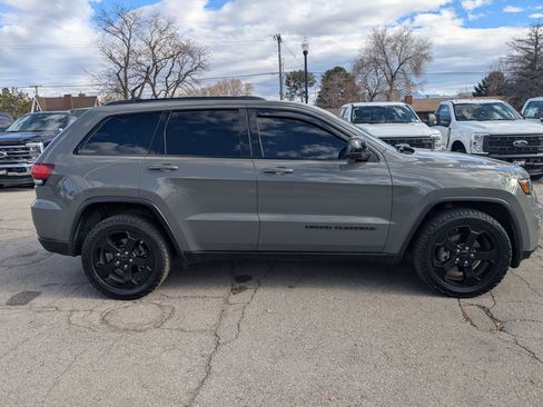 Used 2020 Jeep Grand Cherokee Laredo image 2